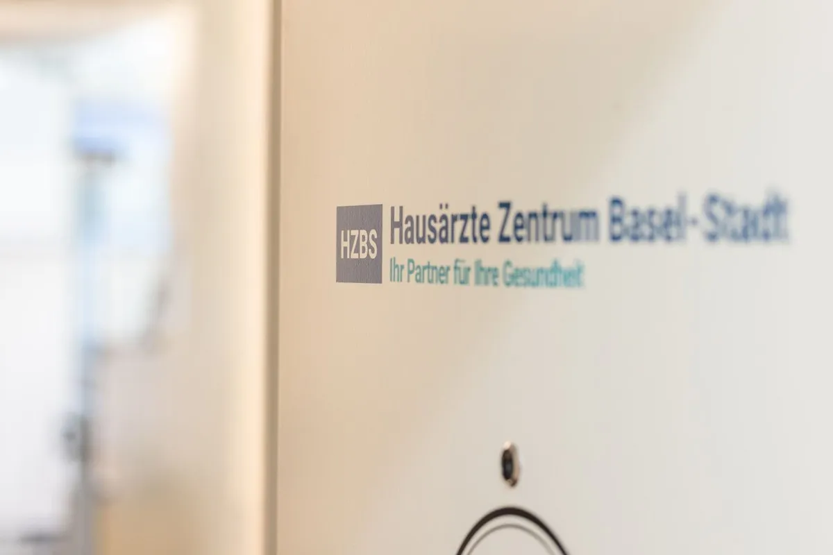 Logo des Hausärzte Zentrum Basel-Stadt an der Wand